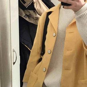  - En jättefin gul blazer med tre-kvartsärmar, frakt tillkommer💌