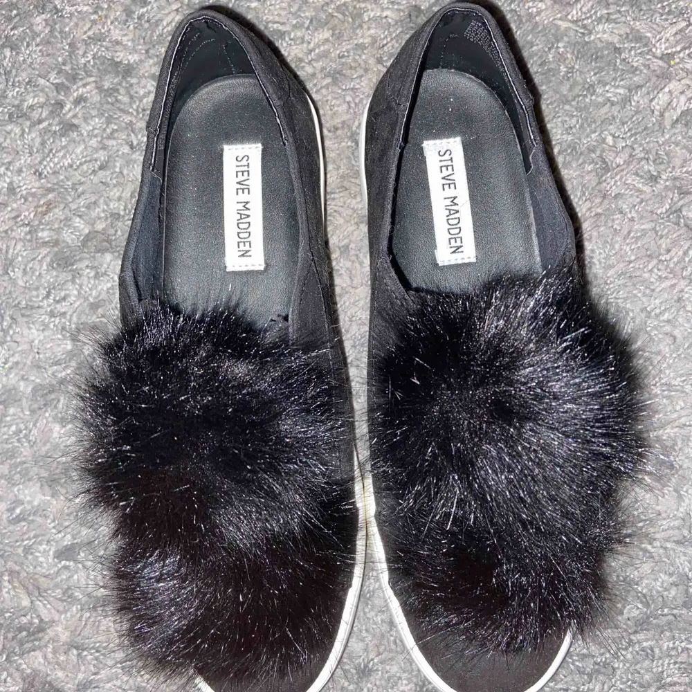 Säljer dessa helt oanvända och nya skorna från Steve Madden!!! Storlek 39, orginalpris ca 900kr och jag säljer för 400kr. Skor.