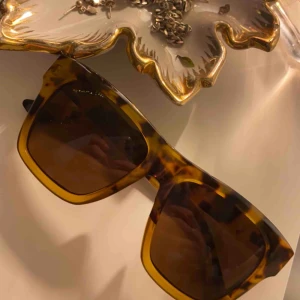  - Ett par svin snygga glasögon från HM köpa vintage!!