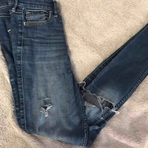  - Jeans med två hål ett vid knät och ett på låret. Från hollister
