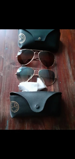 Äkta Ray ban  största modellen - Aäljer mina ray ban båda är äkta från Synsam.  Ena blått dimmat glas med guld andra brunt glas guld är storlek 62 alltså dom största glasen. Blåa kostar 300 sek bruna knappt använda ser helt nya ut 400 sek båda för 550 sek