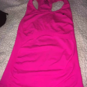  - Träningslinne i storlek SMALL. Aldrig använt, bara provat.  • Köparen står för frakt!