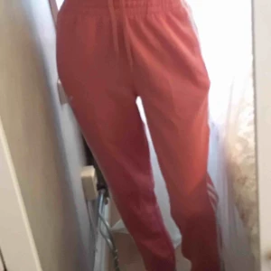  - Rosa sweatpants/mjukisbyxor från Adidas! Storlek SMALL. Finns ett litet hål på baksidan, men det löser man enkelt med en nål och tråd. För övrigt så är dom i fint skick. Supersköna och fina mjukisbyxor.  • Köparen står för frakt!