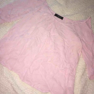  - Superfin och söt blus i storlek Small. Blusen är i färgen babyrosa. Endast provad på men har aldrig kommit till användning. Blusen behöver strykas en aning.  • Köparen står för frakt!