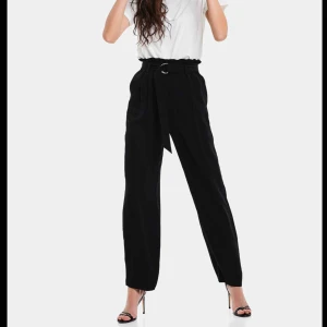  - Gröna byxor från Bikbok, bra skicka då dom är använda få gånger, köparen står för frakt💕