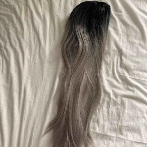  - Peruk med mörk hårbotten och ljusgråa längder. Köpte till halloween men användes aldrig. Vid frakt står köparen för fraktkostnaden.