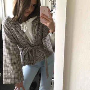  - Ascool jacka med skärp (som går att ta av), från en gammal kollektion med Gina så finns inte att köpa längre