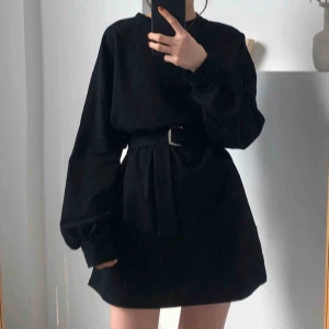  - jäääättefin svart oversized bältesklänning från yesstyle, var tyvärr för kort på mig annars hade jag behållt 💔 endast prövad, lappen kvar! är 173cm lång så passar nog mer en som är kring 160cm