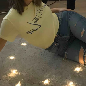  - Assnygg tisha i ljusgul perfekt till våren. Det står ”prACTice love” på bröstet i lila. Köpare står för frakt💕