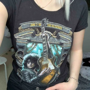  - Snygg tröja köpt på sweden rock 2017! Gott skick, knappt använd. Köpare står för frakt!😚💫💫