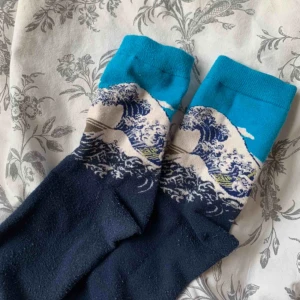  - Strumpor med ”the great wave of Kanagawa”. Använda kanske 2-3 gånger. Fri frakt, haj haj!