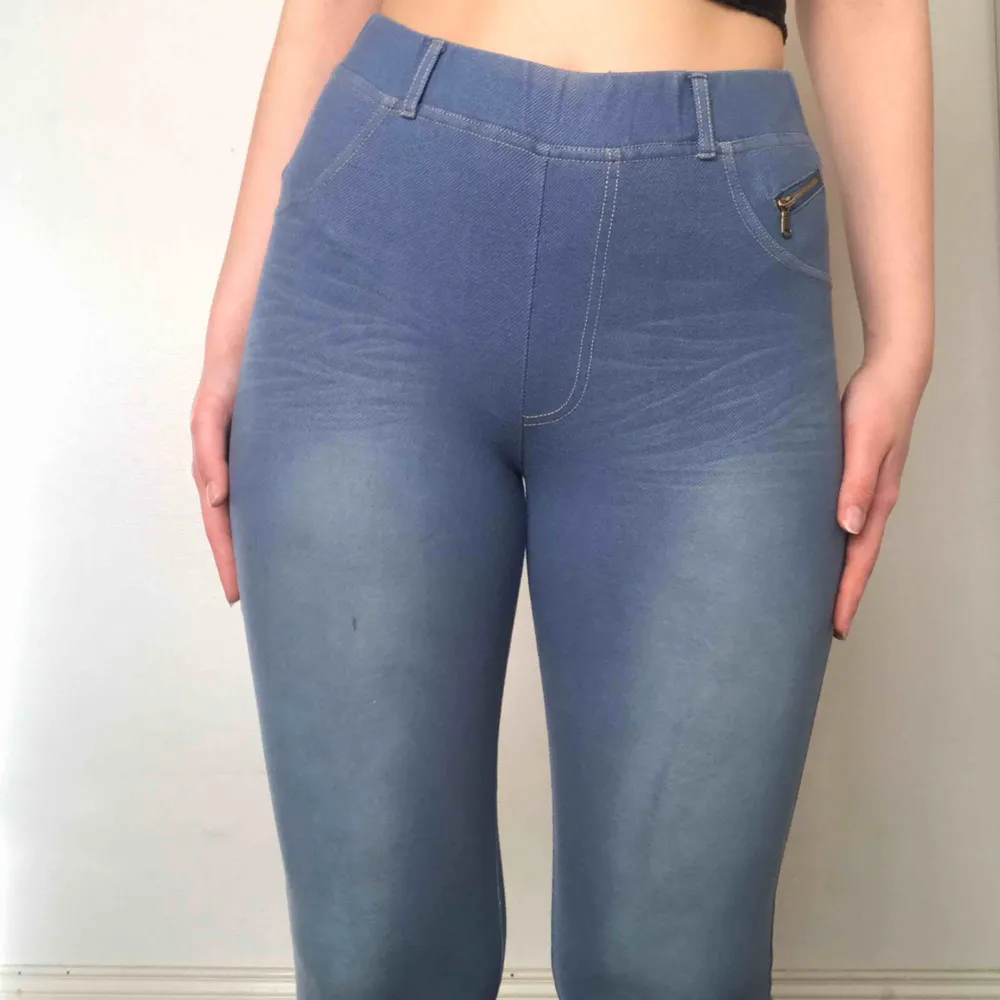 Super härliga och bekväma byxor i storlek S! Stretchig material som liknar jeans. Bra skick! Köparen står för frakten men kan även mötas upp i Uppsala, Knivsta eller Sigtuna.  Tveka inte att fråga mig om något! 😋. Jeans & Byxor.