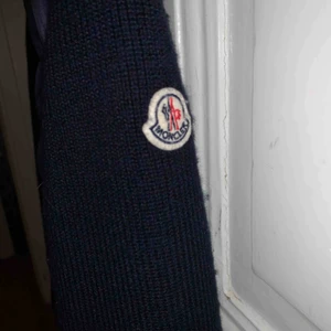  - Äkta moncler jacka. Det är i barn storlek men storleken är densamma som xs. Den passar mig är 21 år gammal och 1,64cm lång. Färgen är marinblå. Där man hänger jackan är av på ena sidan.  