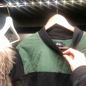  - Oversized ascool långarmad tröja från Stussy. Faller ner förbi rumpan på mig som är 166cm men man kan även stoppa in den i byxorna så blir den kortare🤓 Tröjan går att styla på många najs sätt! Kan mötas upp i Stockholm eller posta!🥰