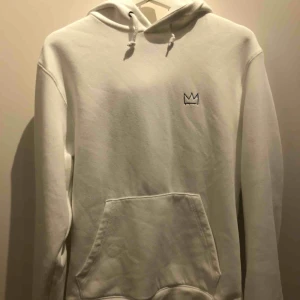  - Tröja från Hov1 ’s tour i Sverige i somras. Polare som köpte den, för liten för mig. Säljer den för den inte passa, annars asfet tröja.  Nypriset var 650:-  Skulle säga att den är en liten M/ stor S (Det är en limiterad utgåva)  Den är vit (dåligt ljus) 