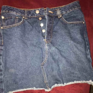  - Sjukt najs jeans kjol som blivit för liten, inga fel på o använd fåtal gånger 🤍 40kr