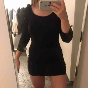  - Vanlig svart klänning, super fin, tyget på sidorna gör att den blir väldigt figur vänlig, för liten tyvärr, dragkedja i nacke🤍 50kr