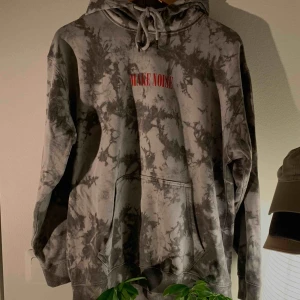  - Tie dye hoodie från carlings, börjar bli lite nopprig men vanligtvis inte synligt förutom på nära håll.