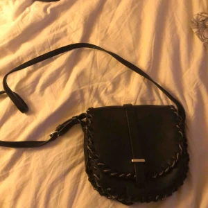  - Enkel söt svart väska från bikbok, i bra skick! Frakt ingår inte i priset!
