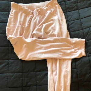  - NYPRIS: 249 Mjukisbyxor från Cubus i ljusrosa färg  Strl:L  Använda men hela överallt, inga skavanker Köpare står för frakt 🚚 