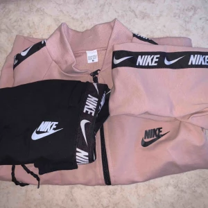  - Helt nya Nike Träning set (Inte Originala men bra kvalité)  Storlek: M men funkar också S  200kr båda. Säljs pga dom passar inte  OBS: Du få stå för frakten. Frakten med spårnummer kostar 63kr. 