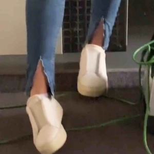 Blåa jeans med slits - Ett par asnajs blåa jeans med slits nertill. Använd några gånger men i väldigt bra skick. Passar en xs/s. Köparen står för eventuell frakt