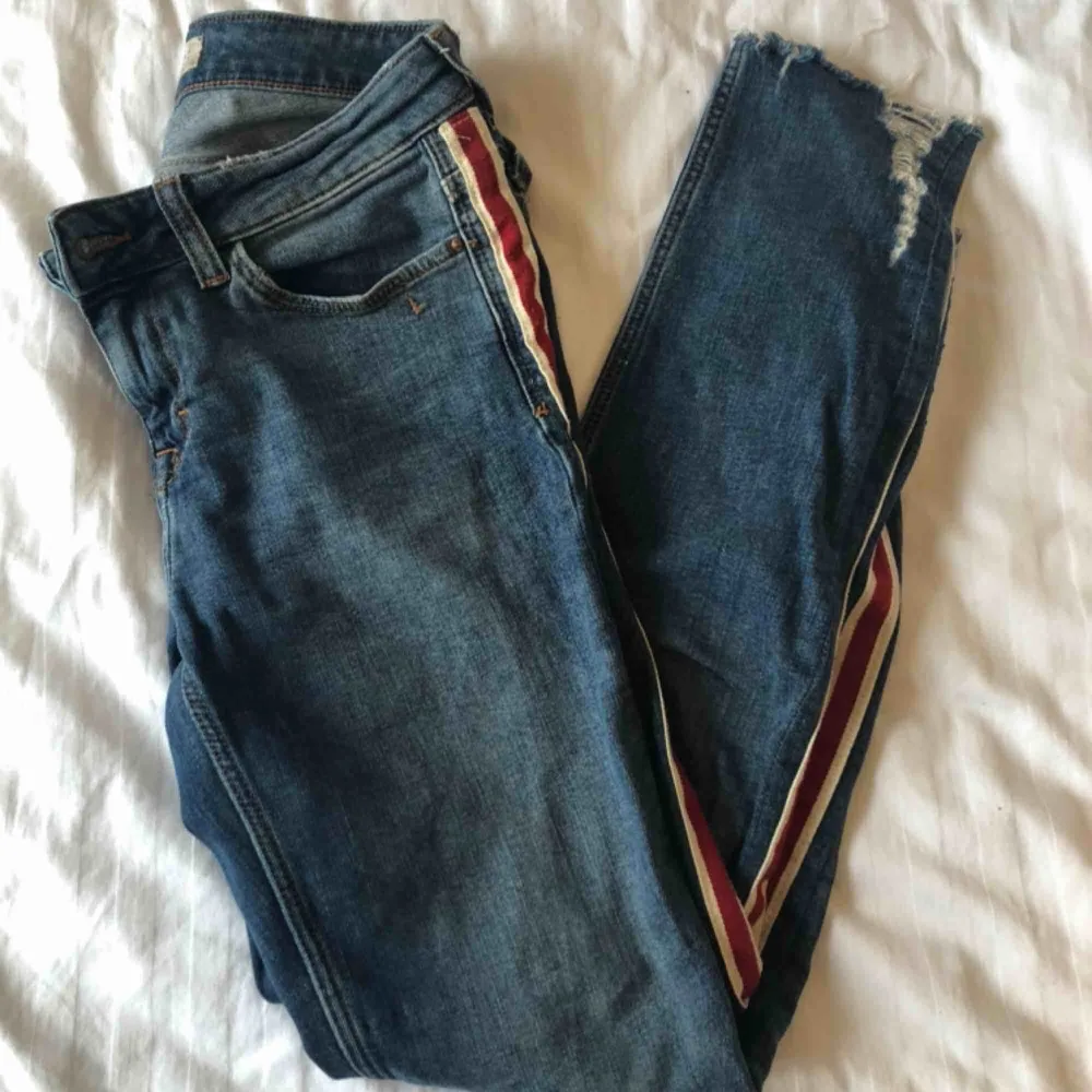 Z1975 Denim från Zara, skitsnygga och sköna jeans med vit/röda ränder på båda benen. Älskar dessa men använder sällan, därför säljer jag vidare. Köparen står för frakt! 🎉. Jeans & Byxor.