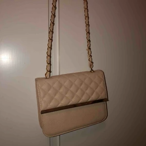  - Jättefin axelremsväska från New Yorker. Säljer för att jag aldrig använder den & knappt har användt den 