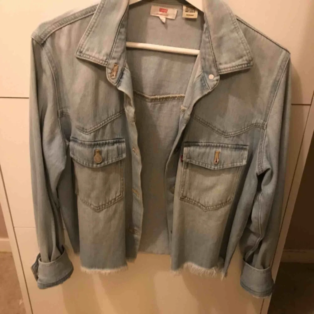 En väldigt fin levi’s jeans jacka, det är i storlek xs men den är oversized så passar även S beroende på hur man vill att den ska sitta köparen står för frakt😊. Jackor.
