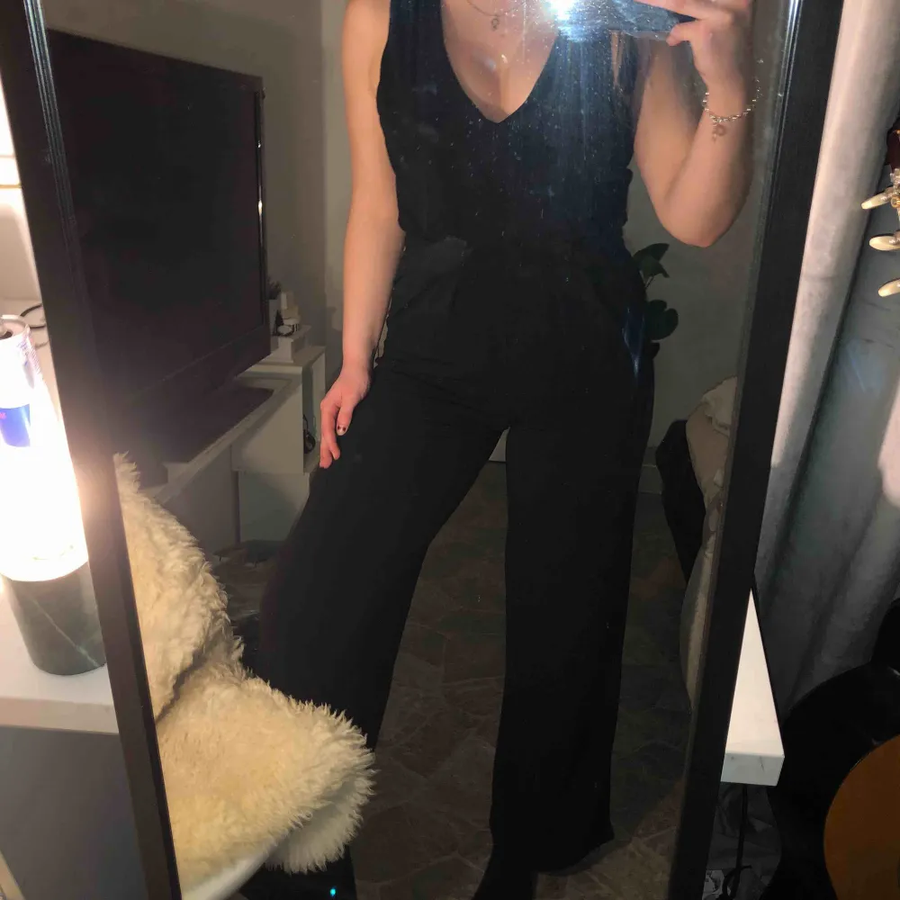 Superfestlig helsvart jumpsuit som knappt är använd! Finns ej kvar i bikboks sortiment, men har för mig att den kostade ca 600kr!!  Skulle säg att den passar en S/M, möjligtvis xs beroende på hur man vill att den ska sitta☺️. Klänningar.