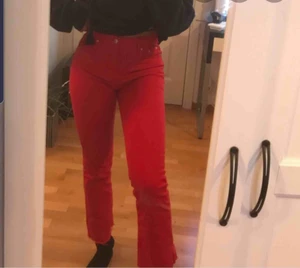  Röda jeans - Jättefina ankel byxor från gina tricot i storlek 38, dom säljs på grund av att dom tyvärr inte används och är i mycket fint skick. Köparen står för frakt