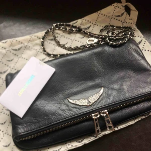  - Zadig Voltaire Väska som är inköpt för något år sedan. Köpt för 3300kr, säljer för jag inte har användning . Medför kvitto och två stycken band. Finns inga tecken på slitage förutom på hörnet på baksidan av väskan men det är inget tydligt.