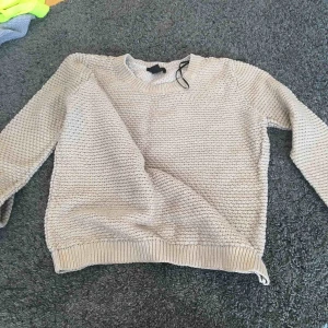  - Guldig tröja vlite sliten