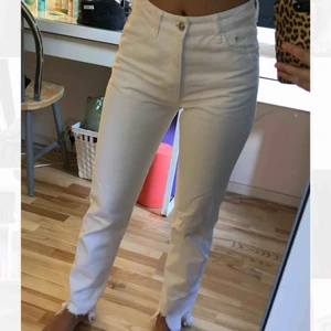  - Säljer dessa svinsnygga jeansen från hm!!! I bra skick bara en liten fläck där bak som man inte tänker på därav de bra priset!!💞