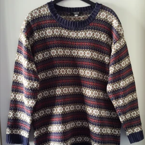 Stickad tröja - Vintage stickad tröja i storlek 42/44, tycker även den kan sitta snyggt oversize på mindre storlekar. Kan finnas några lösare trådar. Fraktkostnad blir 88kr.