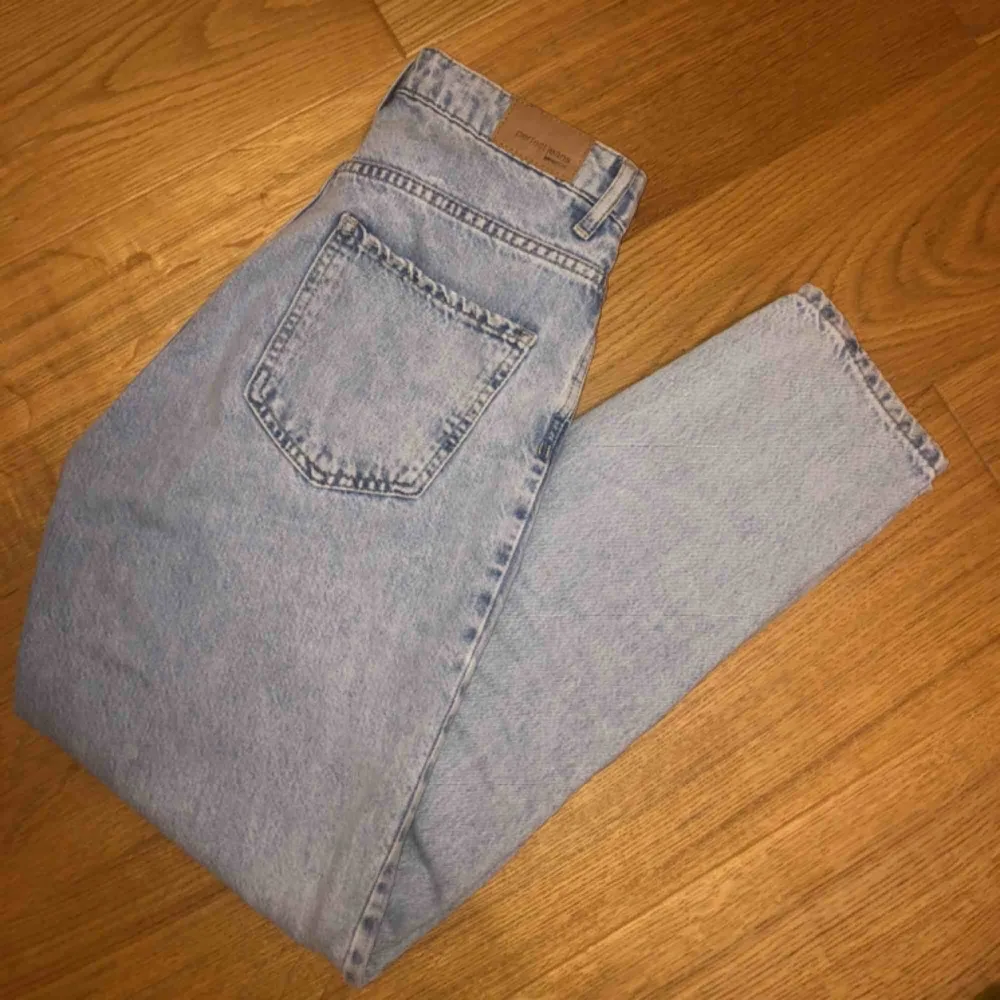 Säljer dessa jättefina ljusblåa jeans från Gina. Vill gärna använda dem men de är tyvärr förstora för mig🥺 Endas testade och använda en gång. Nypris är 499kr, säljer för 300 frakt är inkluderat🦋. Jeans & Byxor.