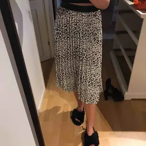 Fin kjol köpt i Göteborg förra sommaren, aldrig använd då det inte är min stil egentligen så den är som ny! köptes för 499kr å säljer för 200kr (260kr med frakt) 