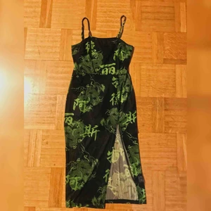  - Supersnygg klänning i storlek S. Använd en gång✨