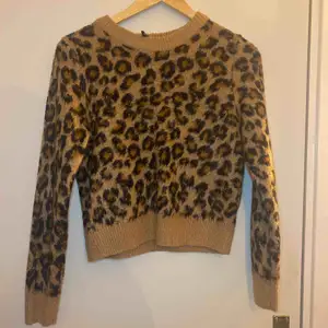 Stickad leopard tröja ifrån H&M! I fint skick, knappt använd. Frakt tillkommer:)