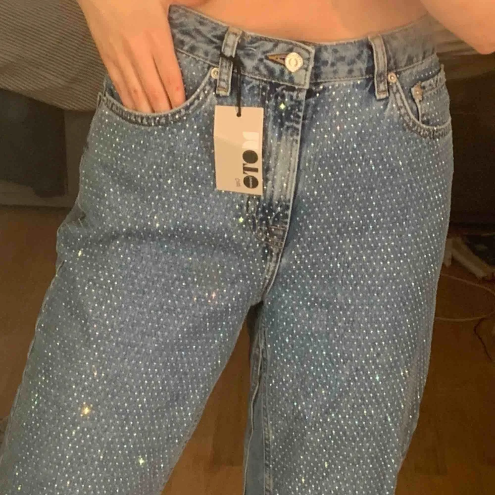 Säljer mina ascoola jeans från TopShop!💕 De är aldrig använda endast testade pga att jag aldrig haft möjligheten att använda de.  Storlek 28 (passar S/M) är själv mellan dessa storlekar och passar mig bra.  Nypris: 80€ (900kr) 💕💕. Jeans & Byxor.