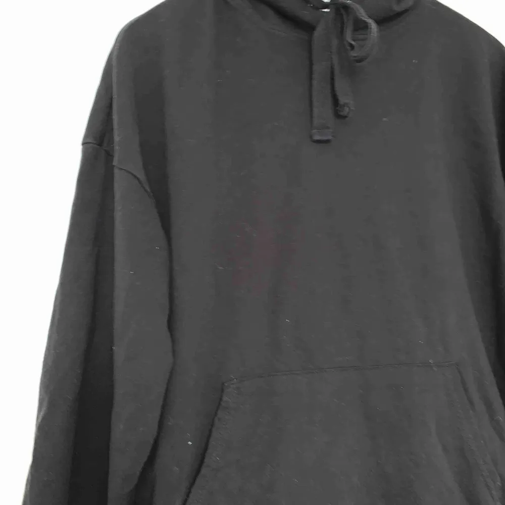 Jätteskön basic svart hoodie från pull&bear, det står strl 26 o den är som en S, ärmarna är lite kortare än vanliga samt en aning vida köpare står för frakt💞 (säljer även byxorna). Hoodies.