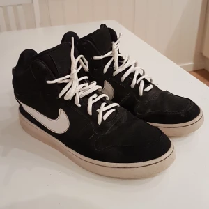 Nike Court Borough Mid 1 - Nike Court Borough Mid 1or Black/White 8/10 cond, size 44 EUR men passar mer som en 42/43a. DMa för fler bilder/info/frakt. Svarta laces kommer med på köpet som satt på från början!
