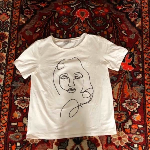  - Cool t-shirt med tryck som är använd ett fåtal gånger.  Frakt tillkommer!✌🏼