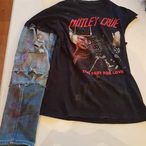 Custom Mötley Crüe tröja, linne och longsleeve kombinerat. Passar storlekarna S/M. Pris diskuteras i dm, frakten ligger på 49kr. DM för mer info
