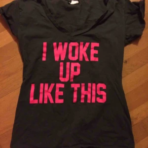  - Statementtop som jag köpte i USA. Stl XL men funkar på L också. Fint skick. Frakt: 42 kr.    (Uppe igen pga förra köpare ångrade sig)