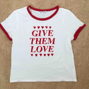  - T-shirt från Monki med tryck. Trycket är i 100% polyamid och resten av plagget är i 100% bomull. Mindre i storleken: S/M.  Använd en gång.  Kan mötas upp alt. skicka.