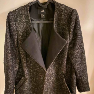  - Svart/Beige mönstrad knälång kappa utan knappar 