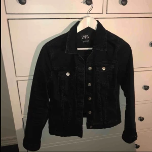  - (lånade bilder från förra ägaren, skickar egna vid intresse) jesnsjacka från zara passar xs-m beroende på hur man vill att den sitter! nytt skick