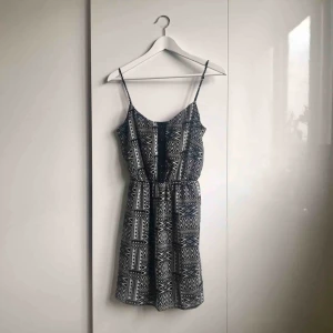  - Klänning från BikBok med aztec-mönster. Köparen betalar för frakt. 