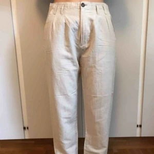  - Beige linnebyxor. Bra skick, dock insydda i midjan